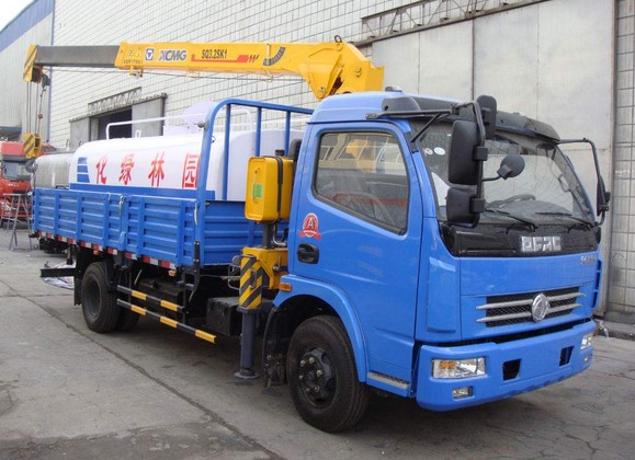 多功能灑水車(chē)——東風(fēng)多利卡隨車(chē)吊灑水車(chē)