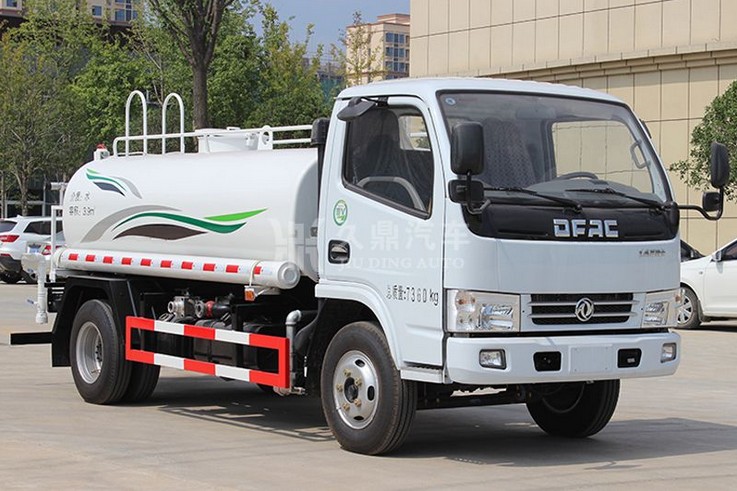 環(huán)衛灑水車(chē)作業(yè)視頻_5噸(5方)東風(fēng)多利卡環(huán)衛灑水車(chē)價(jià)格