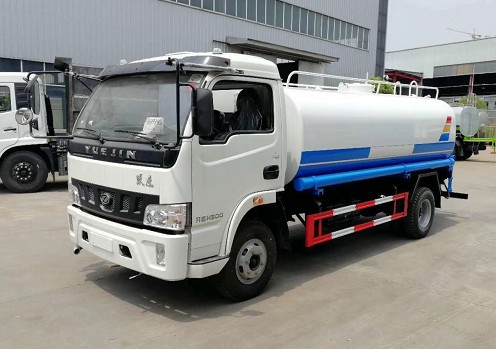 8噸灑水車(chē)多少錢(qián)一臺_躍進(jìn)8噸綠化灑水車(chē)廠(chǎng)家價(jià)格
